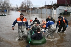Спасатели вывозят жителей ямальского Тарко-Сале с подтопленных дач
