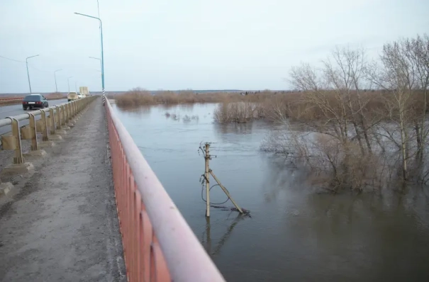 Уровень воды растет в реках Республики Алтай, повреждены мосты