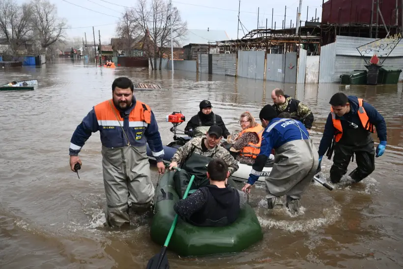 Спасатели вывозят жителей ямальского Тарко-Сале с подтопленных дач. Фото. © РИА Новости. Владимир Астапкович
