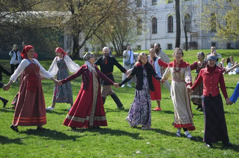 Красная горка: суть и история праздника, дата, приметы и традиции